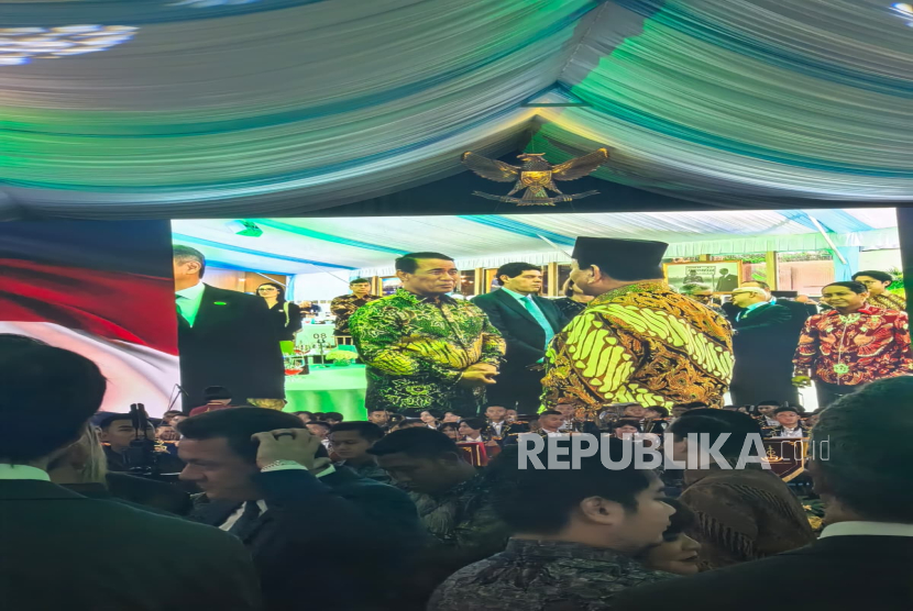 Mentan Amran Sulaiman mengungkapkan kepada Presiden Prabowo Subianto, kebijakan menurunkan harga pupuk memberikan dampak langsung bagi petani. 