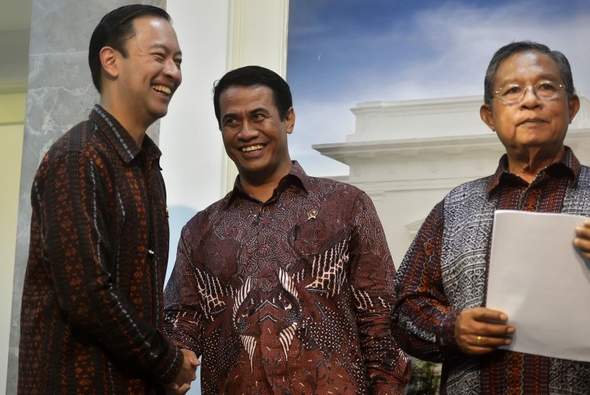 Mentan Amran Sulaiman (tengah) berjabat tangan dengan Mendag Thomas Lembong (kiri) serta Menko Perekonomian Darmin Nasution (kanan) saat memaparkan Paket kebijakan Ekonomi IX di Kantor Kepresidenan, Jakarta, Rabu (27/1). 