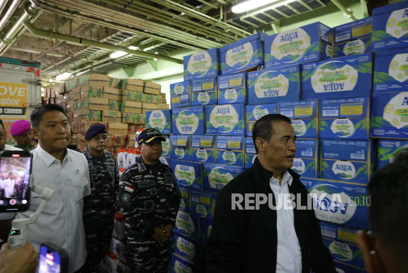 Mentan Amran Kirim Logistik Bantuan Bencana Satu Kapal Penuh ke Sumatra