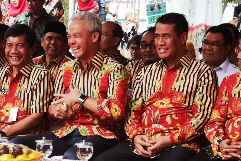Mentan Andi Amran Sulaiman bersama Gubernur Jawa Tengah Ganjar Pranowo mengikuti peringatan Hari Tani. 