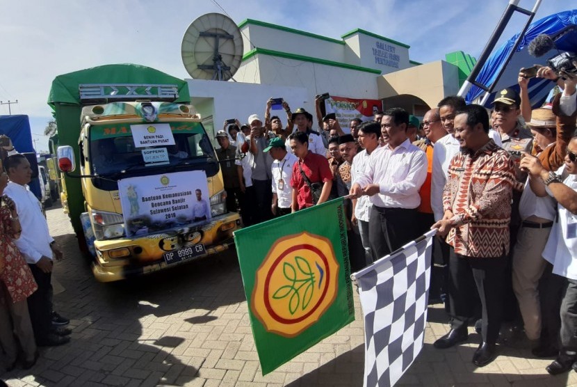 Mentan Andi Amran Sulaiman melepas bantuan untuk korban banjir di Sulawesi Selatan