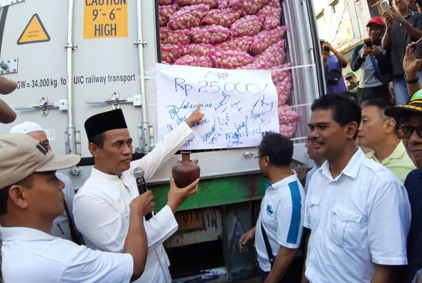 Mentan Andi Amran Sulaiman pimpin operasi pasar bawang putih.