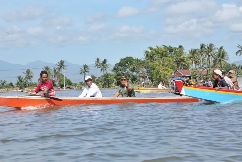 Mentan Andi Amran Sulaiman saat meninjau langsung lokasi banjir 