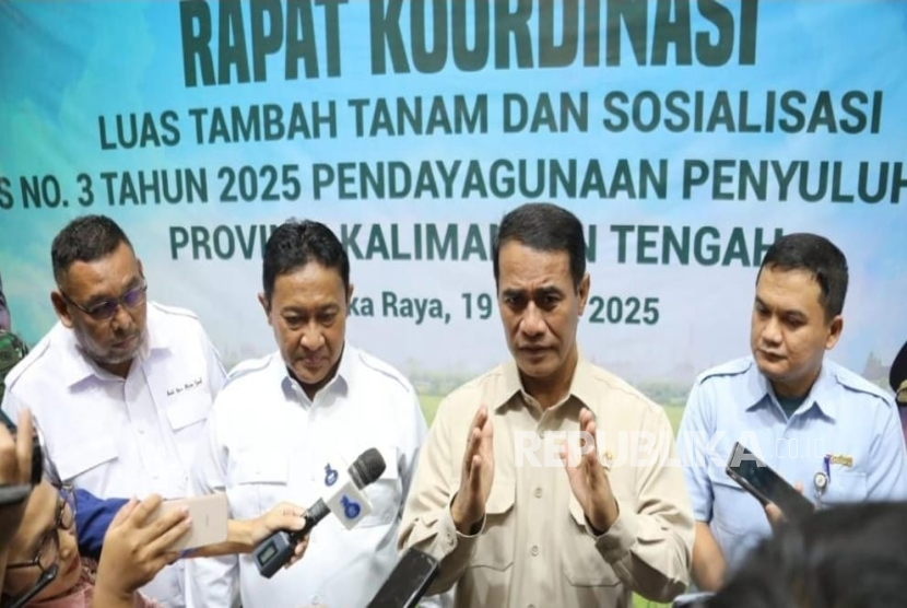 Menteri Pertanian Andi Amran Sulaiman didampingi Wakil Gubernur Edy Pratowo saat Rapat Koordinasi Luas Tambah Tanam dan Sosialisasi Instruksi Presiden Nomor 3 Tahun 2025 Pendayagunaan Penyuluh Pertanian Provinsi Kalimantan Tengah (Prov. Kalteng), Rabu (19/3/2025).