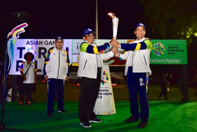 Mentan menerima api obor Asian Games XVIII 2018 dari Tim Kirab di Makassar, Ahad malam (29/7)