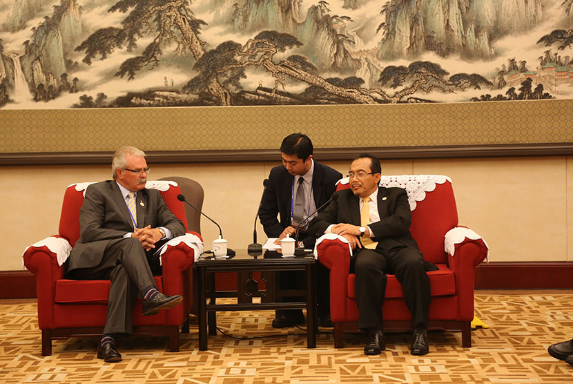 Mentan RI Suswono dan Menteri Pertanian dan Pangan Kanada Gerry Ritz , Kamis (18/9) di Beijing, RRT.