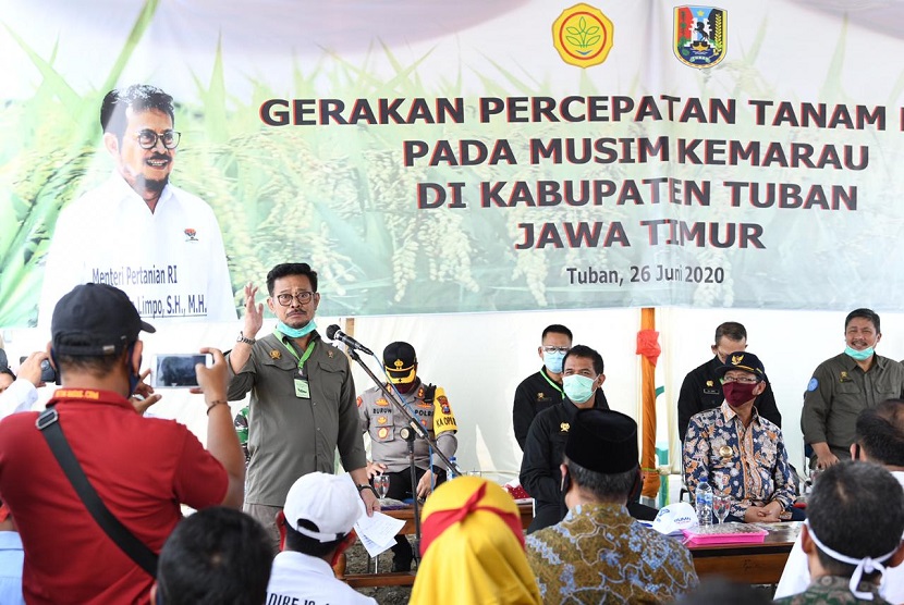Mentan Syahrul bersama Bupati Tuban dan jajaran TNI dan stakeholder lainnya melakukan percepatan tanan di Kabupaten Tuban, salah satu sentra produksi di Jawa Timur.