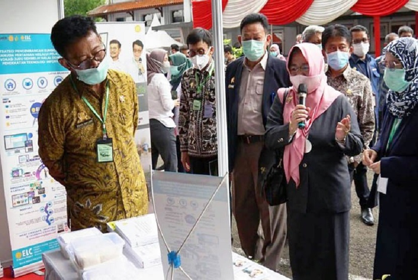 Mentan Syahrul meninjau Pameran Inovasi Proyek Perubahan (Proper) didampingi Kepala BPPSDMP Dedi Nursyamsi dan dipandu Kapusluh Leli Nuryati sebagai peserta pameran PKN II.