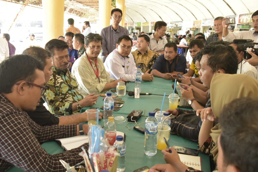  Mentan Syahrul Yasin Limpo berbincang dengan sejumlah awak media di kantin Kementan, Rabu (20/11).