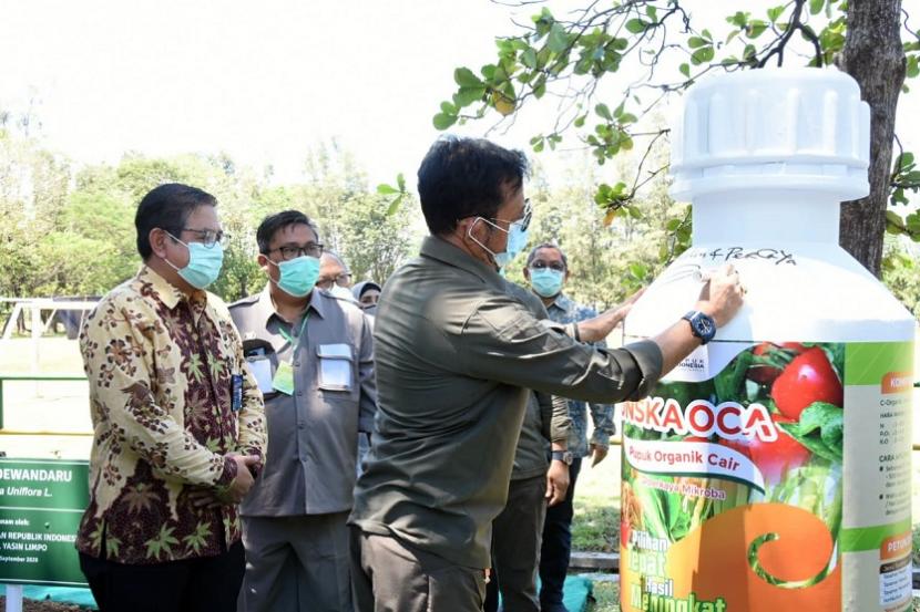 Mentan Syahrul Yasin Limpo (kiri) menandatangani pupuk organik cair, produksi Petrokimia Gresik