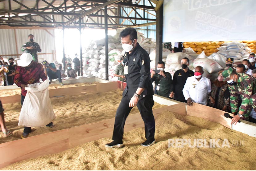 Mentan Syahrul Yasin Limpo meninjau Rice Milling Unit di SP3 Tanah Miring Kabupaten Merauke, Provinsi Papua, Jumat (3/9/21).