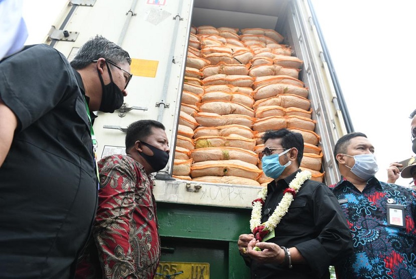 Mentan Syahrul Yasin Limpo saat melakukan pelepasan ekspor kubis di Kabupaten Malang, Jawa Timur, Kamis (3/9).