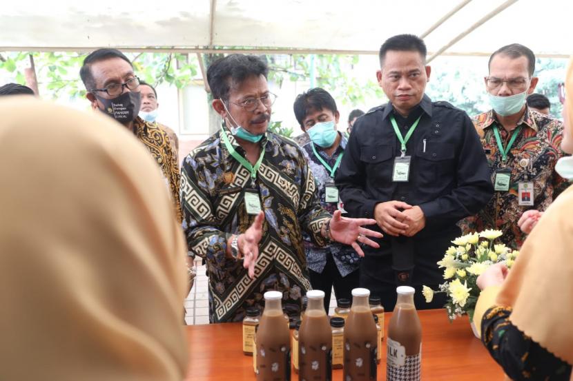 Mentan Syahrul Yasin Limpo saat menghadiri pertemuan para peneliti litbang seluruh Indonesia di Auditorium Sadikin Sumintawikarta, Cimanggu, Bogor, Jawa Barat.