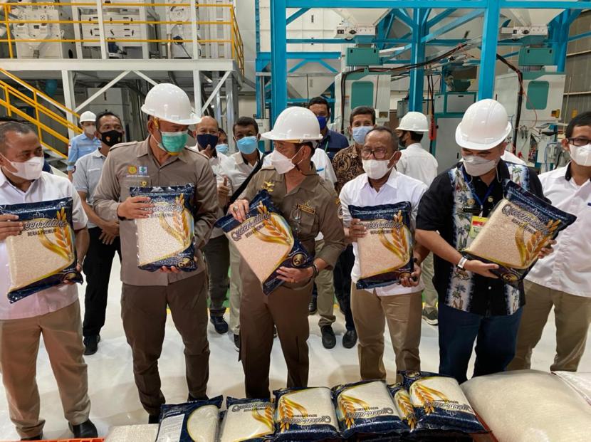 Mentan Syahrul Yasin Limpo saat meninjau produksi beras premium di Pabrik utama Bulog Panakukang, Kota Makassar, Sulawesi Selatan, Selasa (6/7)