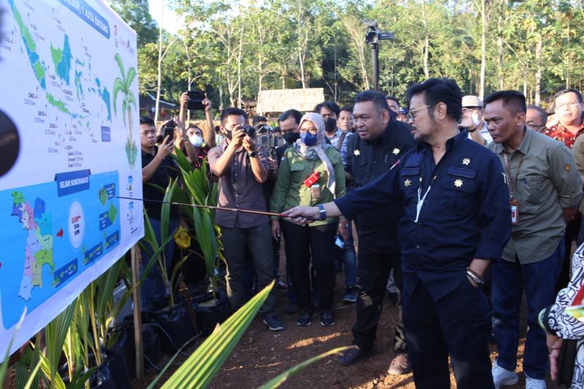 Mentan Syahrul Yasin Limpo dalam peninjauan kesiapan lokasi penanaman kelapa genjah sebar di Kabupaten Sukoharjo.