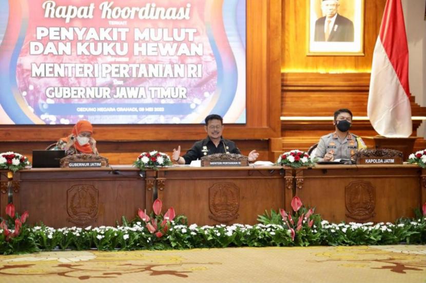 Mentan SYL dalam Rapat koordinasi terkait penyakit mulut dan kuku hewan bersama Gubernur Jawa Timur di Gedung Negara Grahadi, Surabaya, Senin (9/5/2022).