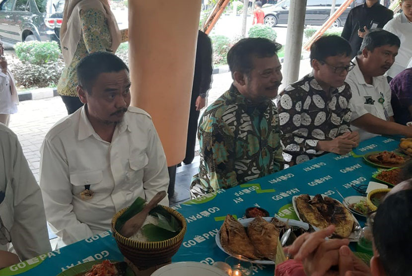 Mentan SYL menggelar makan siang bersama bersama awak media massa di kantin Kementan, Rabu (20/11). Tampak mendampingi Mentan yakni Kadistan Kabupaten Toli-Toli, Rustan Rewa.
