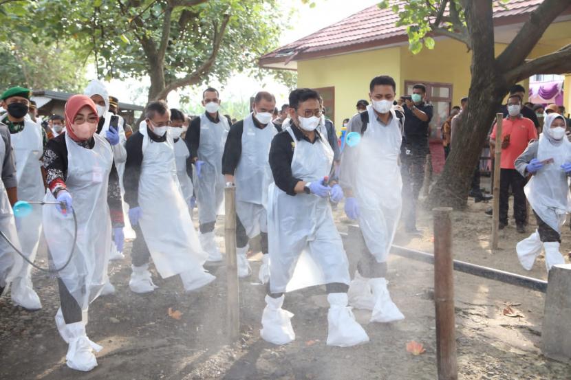 Mentan SYL meninjau vaksinasi PMK sekaligus memberikan bantuan obat-obatan di Grobogan.