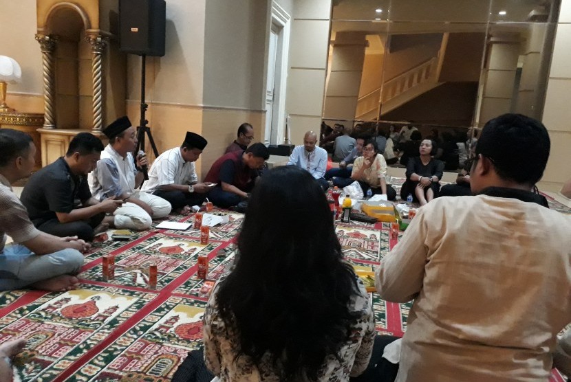 Menteng Muslim Center yang dimoderatori ketua umum PB HMI periode 2013-2015 Arief Rosyid Hasan menghadirkan Ketua Umum BPL PB HMI Ustaz Arif Maulana dan Yusuf Daud dari Philosufi Centre Surabaya, Ahad (19/11).
