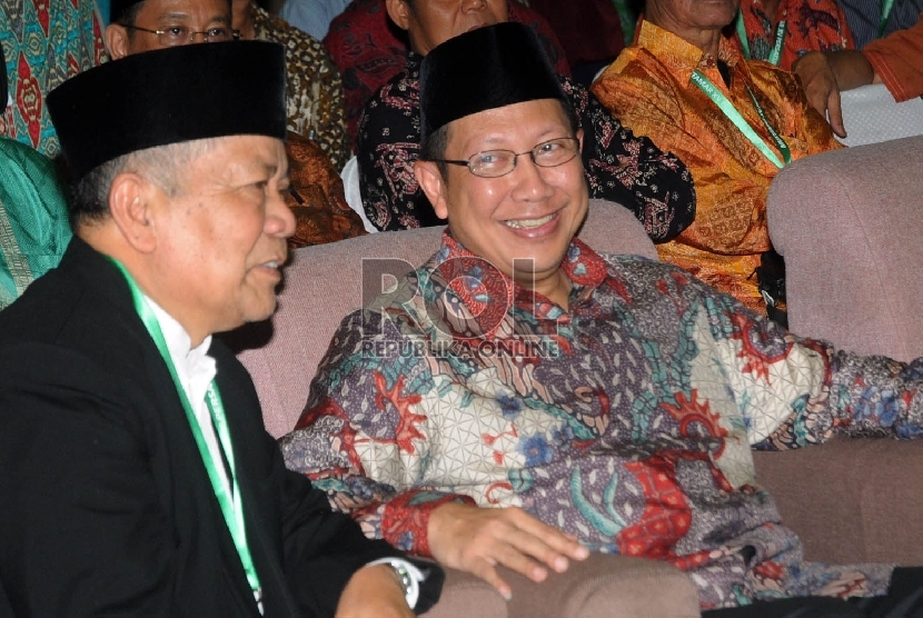 Menter Agama RI Lukman Hakim Saifudin (kanan) berbincang dengan Ketua Umum Persis yang beru untuk periode 2015-2020 KH Aceng Zakaria, pada acara penutupan Muktamar Persis ke XV di Jakarta, Senin (23/11). 