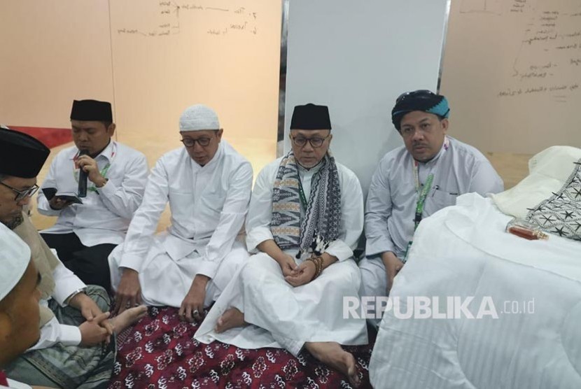 Menteri Agama RI Lukman Syaifuddin (kedua kiri), Ketua MPR RI Zulkifli Hasan (kedua kanan), Wakil Ketua DPR RI Fachr Hamzah (kanan) saat jenazah Kyai Maimun Zubair di Kantor Daker Mekkah, Aziziyah, Selasa (6/8).