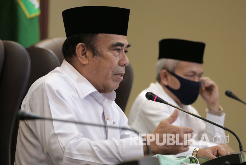 Menteri Agama Fachrul Razi (kiri) didampingi Dirjen PHU Nizar Ali menyampaikan keterangan pers secara daring tentang Penyelenggaraan Ibadah Haji 1441 H di Jakarta, Selasa (2/6/2020). Pemerintah memutuskan untuk tidak memberangkatkan jemaah haji pada 2020 untuk melindungi WNI pada masa pandemi COVID-19. 