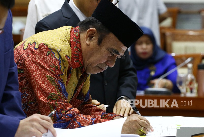 Menteri Agama Fachrul Razi menandatangani lembar pengesahan Biaya Penyelenggaraan Ibadah Haji (BPIH) seusai mengikuti rapat kerja dengan Komisi VIII DPR di Kompleks Parlemen, Senayan, Jakarta, Kamis (30/1/2020).