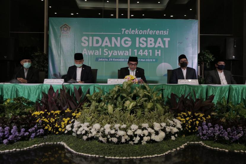 Menteri Agama Fachrul Razi (tengah) mengumumkan Idul Fitri 1441 H jatuh pada Ahad (24/5) dalam sidang isbat di kantor Kemenag, Jumat (22/5).