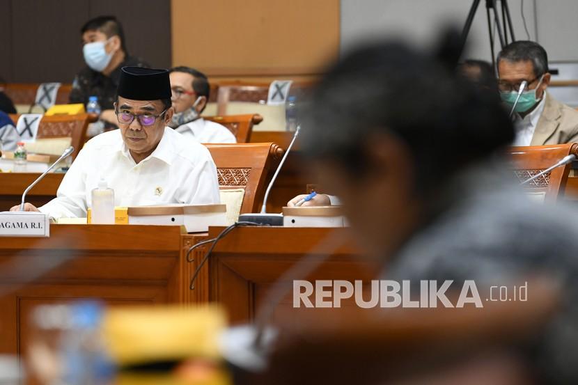 Menteri Agama Fachrul Razi menyimak pertanyaan anggota Komisi VIII DPR saat rapat kerja di Kompleks Parlemen Senayan, Jakarta, Selasa (8/9/2020). Rapat kerja tersebut membahas RKA K/L Tahun Anggaran 2021 serta isu-isu terkini, contohnya tentang radikalisme.