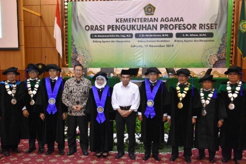 Menteri Agama, Fachrul Razi, saat pengukuhan tiga profesor riset, di Jakarta, Selasa (19/11).