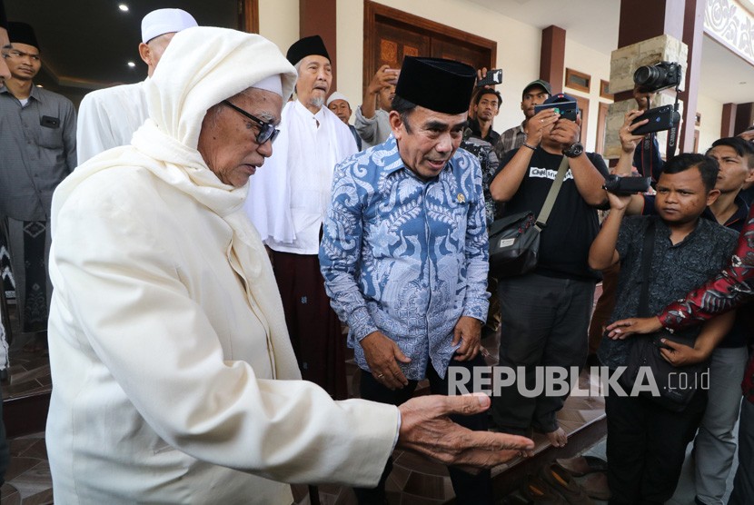 Menteri Agama Fachrul Razi (tengah) didampingi pengasuh pondok pesantren Lirboyo KH Anwar Mansur (kiri) saat berkunjung di pondok pesantren Lirboyo Kota Kediri, Jawa Timur, Kamis (21/11/2019).