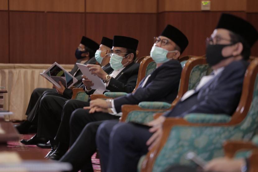 Menteri Agama Fachrul Razi (tengah) mendengarkan pemaparan saat sidang isbat untuk menentukan 1 Syawal 1441 Hijriyah atau jatuhnya Hari Raya Idul Fitri 2020. Sidang isbat itu dilaksanakan di Kantor Kementerian Agama, Jakarta Pusat, Jumat (22/5).