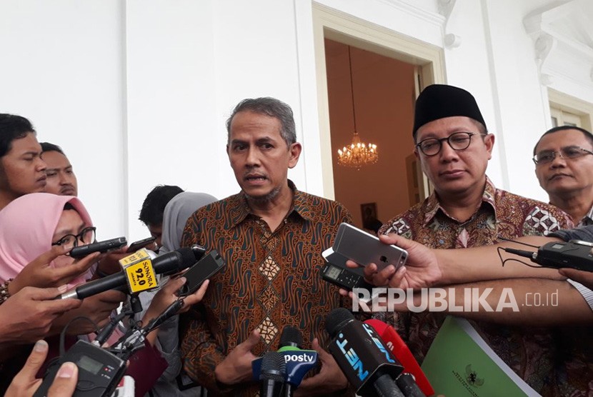 Menteri Agama Lukman Hakim dan Ketua BPKH Anggito Abimanyu memberikan keterangan pers terkait penggunaan biaya ibadah haji, Kamis (26/4). 