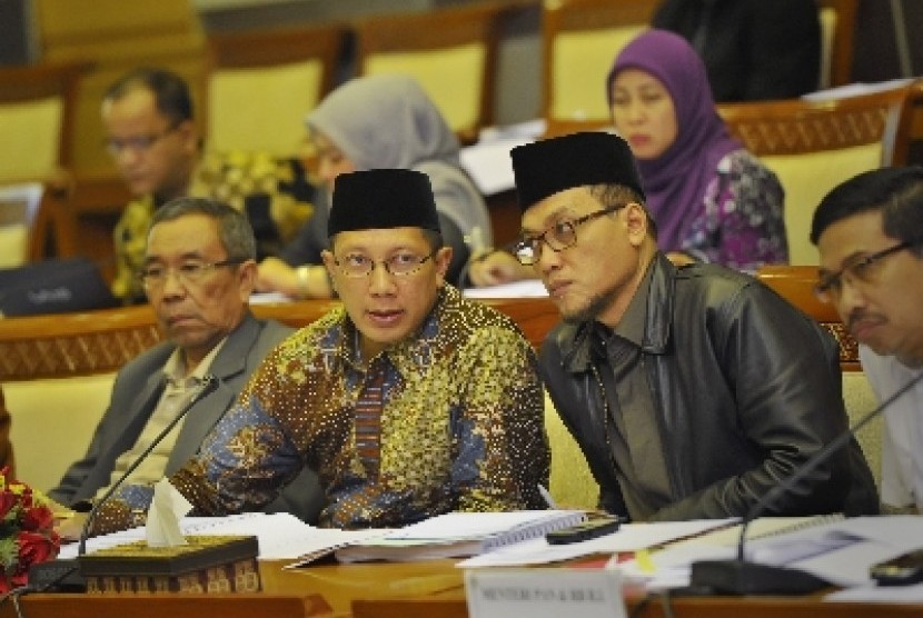  Menteri Agama Lukman Hakim mengikuti rapat kerja dengan Komisi VIII DPR membahas RUU Pengelolaan Keuangan Haji di kompleks Parlemen Senayan, Jakarta, Rabu (2/7). 