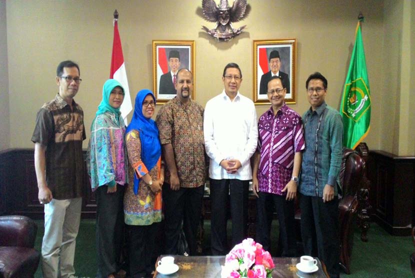 Menteri Agama Lukman Hakim Saifuddin (berbaju putih) bersama Ketua Ikapi DKI Jakarta Afrizal Sinaro (kedua dari kanan), Ketua Panitia IBF 2016 M Anis Baswedan (keempat dari kiri) dan anggota Panitia IBF 2016, di kantor Kemenag Jakarta, Jumat (6/11).