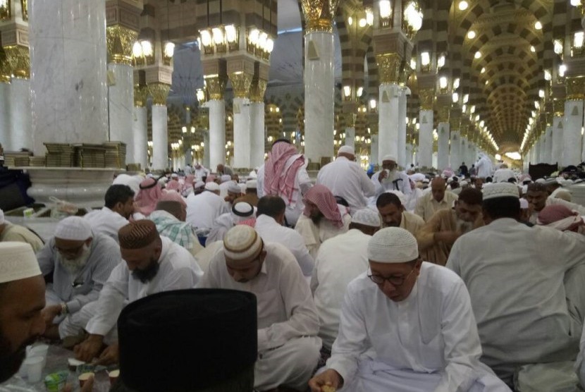 Jamaah berkumpul di Masjid Nabawi, Madinah (Ilustrasi)