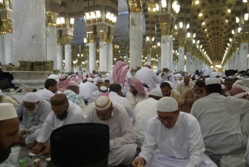 Menteri Agama Lukman Hakim Saifuddin berbaur dengan jamaah sambil menunggu waktu berbuka puasa di Masjid Nabawi, Madinah