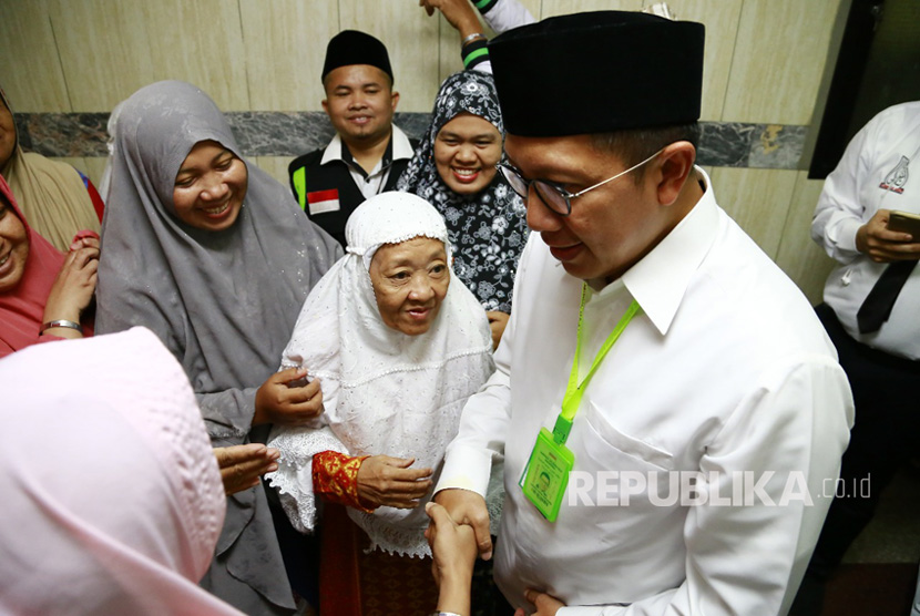 Menteri Agama Lukman Hakim Saifuddin berbincang dengan jamaah haji saat melakukan sidak di Hotel Al Murjan Royal di Sektor 6 Syisyah Raudhah, Rabu (23/8).