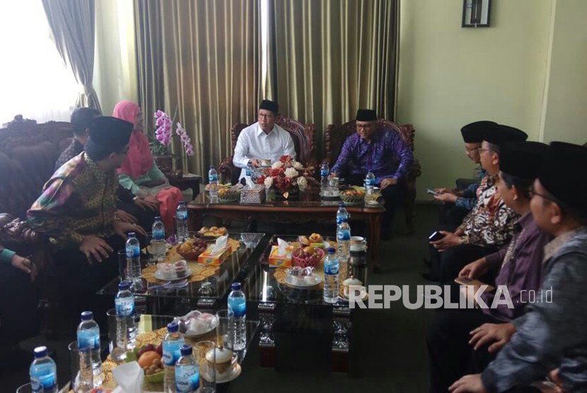 Menteri Agama Lukman Hakim Saifuddin berdialog dengan pimpinan IAIN Bukittinggi, membahas kebijakan tentang cadar yang dikeluarkan kampus, Jumat (23/3). 