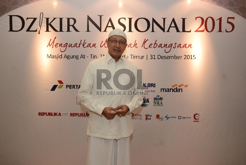  Menteri Agama Lukman hakim Saifuddin berfoto sebelum memberikan kata sambutan saat acara Dzikir Nasional 2015 yang diadakan di Masjid At-Tin, Jakarta Timu, Kamis (31/12). 