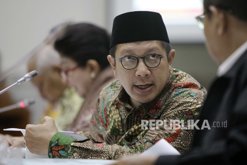Menteri Agama Lukman Hakim Saifuddin bersama Menteri Kesehatan Nila Farid Moeloek menghadiri rapat kerja dengan Komisi VIII DPR RI di Kompleks Parlemen, Jakarta, Senin (16/1).