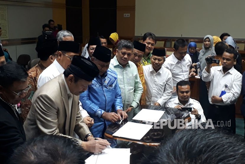 Menteri Agama, Lukman Hakim Saifuddin dan Komisi VIII DPR RI resmi mengesahkan besaran Biaya Penyelenggaraan Ibadah Haji Tahun 1439 H/2018 M di Komplek Parlemen, Senayan,  Jakarta, Senin (12/3). 