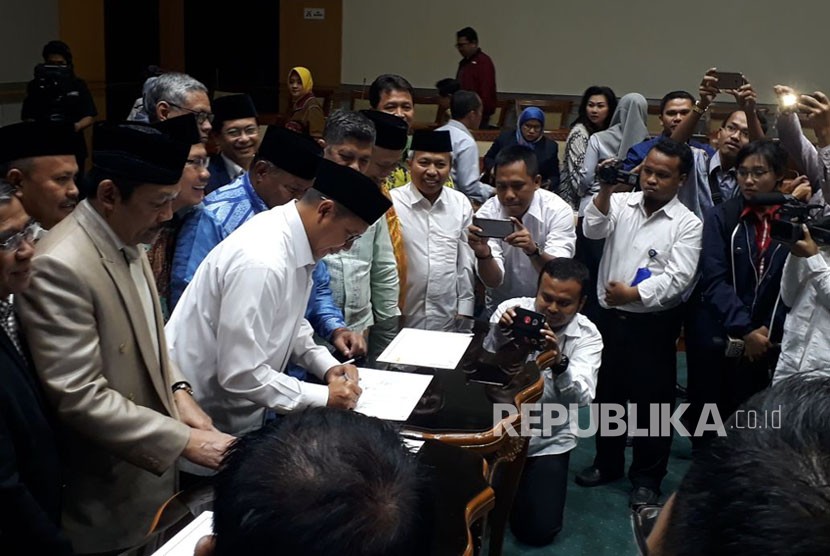 Menteri Agama, Lukman Hakim Saifuddin dan Komisi VIII DPR RI resmi mengesahkan besaran Biaya Penyelenggaraan Ibadah Haji Tahun 1439 H/2018 M di Komplek Parlemen, Senayan,  Jakarta, Senin (12/3). 