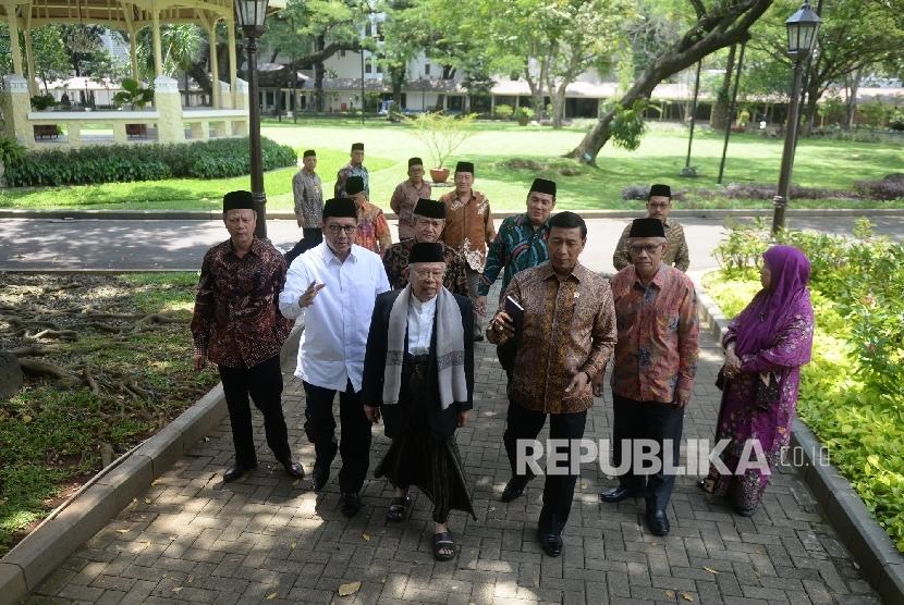 Menteri Agama Lukman Hakim Saifuddin (dari kiri), Ketua Umum MUI KH Ma'ruf Amin, Menkopolhukam Wiranto, Kua Umum PP Muhammadiyah Haedar Nashirusai pertemuan bersama Presiden Joko Widodo di Istana Merdeka, Jakarta, Selasa (1/11). (Republika/ Wihdan)