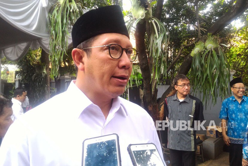  Menteri Agama Lukman Hakim Saifuddin di lokasi rumah duka AM Fatwa, Jakarta Selatan, Kamis (14/12).