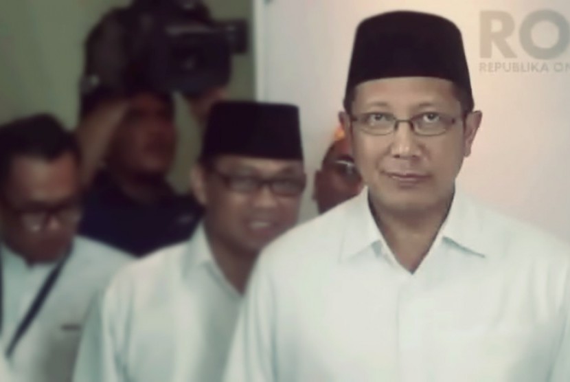 Minister of Religious Affairs Lukman Hakim Saifuddin (right)