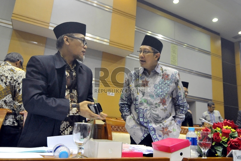 Menteri Agama Lukman Hakim Saifuddin (kanan) berbincang dengan Irjen Kemenag M Jasin (kiri) saat mengikuti rapat kerja dengan Komisi VIII DPR di Kompleks Parlemen, Senayan, Jakarta, Rabu (9/9).  (Republika/Rakhmawaty La'lang)
