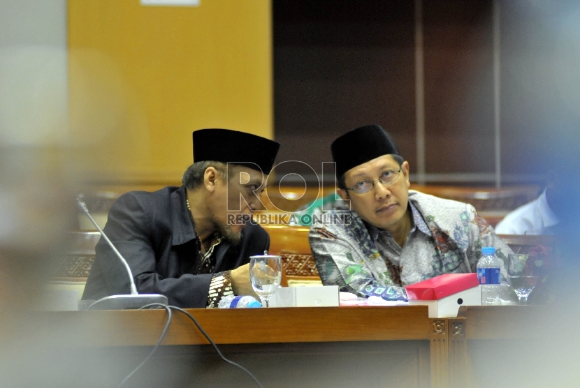 Menteri Agama Lukman Hakim Saifuddin (kanan) berbincang dengan Irjen Kemenag M Jasin (kiri) saat mengikuti rapat kerja dengan Komisi VIII DPR di Kompleks Parlemen, Senayan, Jakarta, Rabu (9/9). (Republika/Rakhmawaty La'lang)
