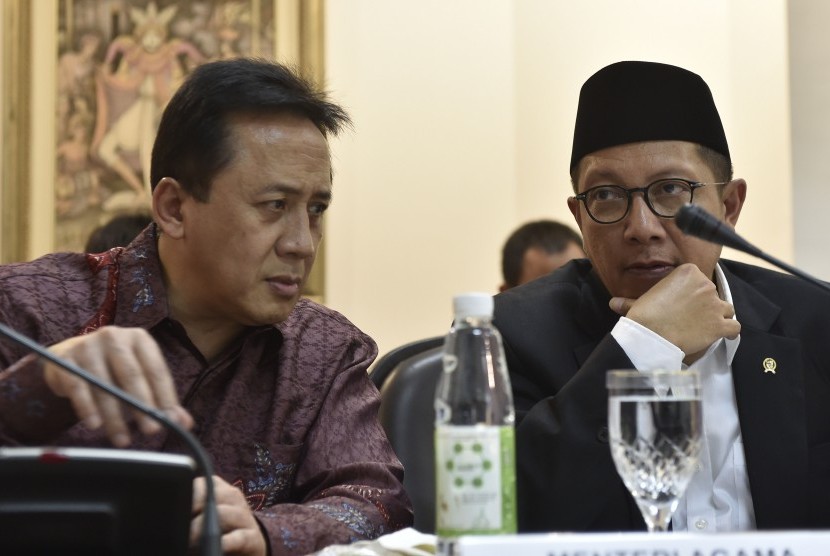 Menteri Agama Lukman Hakim Saifuddin (kanan) berbincang dengan Kepala Barekraf Triawan Munaf sebelum mengikuti rapat terbatas tentang pembentukan bank wakaf di Kantor Presiden, Jakarta, Rabu (25/1). 