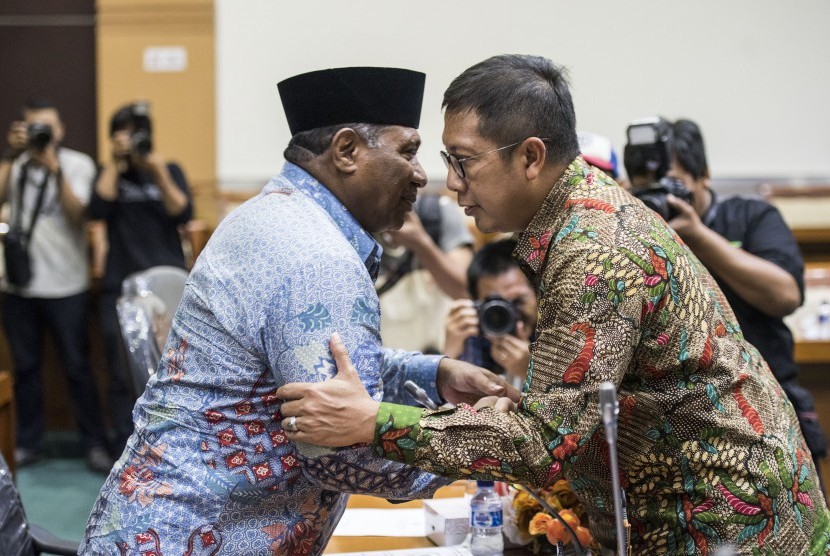 Menteri Agama Lukman Hakim Saifuddin (kanan) berjabat tangan dengan Ketua Komisi VIII DPR M. Ali Taher (kiri) sebelum rapat kerja di Kompleks Parlemen Senayan, Jakarta, Selasa (18/4).